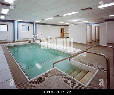 MAYDAY Hospital, London Road, West Thornton, Croydon, Londres,31/07/1986.Une piscine d'hydrothérapie dans le nouveau centre de réadaptation de l'hôpital Mayday.En xa3 1984, un contrat de 1,2 millions de dollars a été attribué à la région sud de Laing pour d'autres travaux au Mayday Hospital.À la suite de la phase I du réaménagement, qui comprenait un nouveau bloc chirurgical et un nouveau bloc de services, ce nouveau contrat visait la modernisation des installations gériatriques afin d'y inclure une unité de réadaptation, des services et une piscine d'hydrothérapie. Banque D'Images