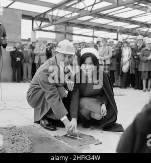 MAYDAY Hospital, London Road, West Thornton, Croydon, Londres,01/05/1981.Denis Sweaney, président de l'autorité sanitaire de la région de Croydon, et la consœur S Parvez lissant le lot final de béton lors de l'ajout de la section des services à l'hôpital Mayday.La région sud de Laing&#x2019;s a reçu le contrat pour la première phase d'un projet de réaménagement en cinq phases de plusieurs millions de livres à l'hôpital Mayday.Le contrat comprenait un nouveau bloc chirurgical de trois étages avec un bloc de service lié, qui devait être relié au complexe hospitalier principal par un pont.Le remplissage du bloc de services à Banque D'Images