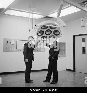 MAYDAY Hospital, London Road, West Thornton, Croydon, Londres,10/12/1982.G Putley, chef de projet, et moi-même avons posé dans une salle d'opération de l'hôpital Mayday, le jour de la passation de la phase I du réaménagement.La région sud de Laing&#x2019;s a reçu le contrat pour la première phase d'un projet de réaménagement de plusieurs millions de livres à l'hôpital Mayday.Le contrat de la phase I de Laing a été attribué par la South West Thames Regional Health Authority et devait être exécuté sur une période de trois ans, les travaux commençant en 1979.Le contrat comprenait un nouveau bloc chirurgical de trois étages avec un li Banque D'Images