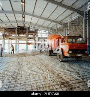 Distillerie Gin de Gordon, Southfields, Laindon, Basildon, Essex,16/06/1989.Le béton est versé pour le plancher d'une nouvelle distillerie pour Gordon's Gin. Banque D'Images