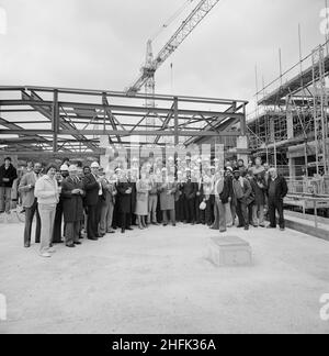 MAYDAY Hospital, London Road, West Thornton, Croydon, Londres,01/05/1981.Un groupe de personnes se sont posées avec des boissons de fête sur le toit du bloc de services de l'hôpital Mayday lors de la cérémonie de remise en forme.La région sud de Laing&#x2019;s a reçu le contrat pour la première phase d'un projet de réaménagement en cinq phases de plusieurs millions de livres à l'hôpital Mayday.Le contrat comprenait un nouveau bloc chirurgical de trois étages avec un bloc de service lié, qui devait être relié au complexe hospitalier principal par un pont.Le sommet du bloc de services de l'hôpital Mayday a eu lieu le jour de mai.Dur Banque D'Images