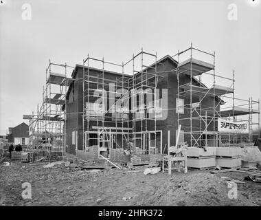 Future Home 2000, Coleshill place, Bradwell Common, Bradwell, Milton Keynes,05/02/1981.Une vue d'ensemble des progrès réalisés sur le site de construction future Home 2000 à Milton Keynes.Le future Home 2000 a été construit par Super Homes pour être présenté dans le programme The Money de la BBC&#x2019.Il faisait partie de l'exposition Milton Keynes Development Corporation&#x2019;s Home World &#x2019;81.36 maisons d'exposition ont été construites par 22 entreprises du monde entier pour l'exposition, sur le thème de la conservation de l'énergie.La structure dispose d'un conservatoire double hauteur orienté sud pour faire des gains solaires passifs A. Banque D'Images