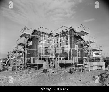 Future Home 2000, Coleshill place, Bradwell Common, Bradwell, Milton Keynes,06/02/1981.Une vue d'ensemble des progrès réalisés sur le site de construction future Home 2000 à Milton Keynes.Le future Home 2000 a été construit par Super Homes pour être présenté dans le programme The Money de la BBC&#x2019.Il faisait partie de l'exposition Milton Keynes Development Corporation&#x2019;s Home World &#x2019;81.36 maisons d'exposition ont été construites par 22 entreprises du monde entier pour l'exposition, sur le thème de la conservation de l'énergie.La structure dispose d'un conservatoire double hauteur orienté sud pour faire des gains solaires passifs A. Banque D'Images