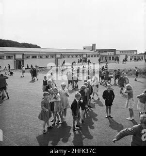 Maryport Primary School, Maryport, Allerdale, Cumbria, 03/09/1952.Les écoliers jouent pendant le petit-déjeuner à l'école primaire de Maryport. Banque D'Images