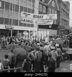 Hôtel de ville de Luton, Luton, Bedfordshire, 24/05/1981.Les gens qui regardent une course cycliste, parrainée par Laing et EPL International, passant par le centre-ville de Luton.Dans le registre négatif de la collection, le sujet de la photo a été désigné comme "LUTON TOWN CENTRE CYCLE COURSE IET J/L EPL SPONSOR" Banque D'Images