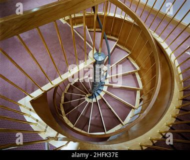 1, avenue Finsbury, Broadgate, ville de Londres, 14/11/1989.La vue sur l'intérieur d'un escalier en colimaçon dans le bâtiment de bureau au 1, avenue Finsbury.Le complexe de l'avenue Finsbury était un projet de création de bureaux spéculatifs en trois phases par Rosehaugh Graycoat Estates en prévision de la déréglementation des marchés financiers en 1986.Il visait à attirer les locataires potentiels de l'industrie des services financiers vers une zone périphérique située à la périphérie de la ville grâce à une conception et une construction de haute qualité.Conçu par Peter Foggo d'Arup Associates, Laing a obtenu le contrat de gestion pour la construction d'ea Banque D'Images