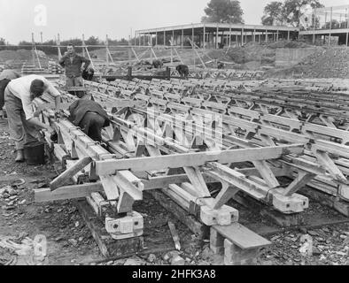 County High School, Gedling Road, Arnold, Gedling, Notinghamshire,30/08/1958.Les ouvriers assemblant des poutres de « Laingspan » à partir d'éléments de béton individuels pendant la construction de l'école secondaire Arnold County.Les travaux ont commencé sur le site en mars 1958 et les travaux de construction ont été achevés pour la nouvelle période scolaire en septembre 1959.« Laingspan » était un système modulaire flexible de construction de châssis utilisant des unités préfabriquées en béton précontraint.Laing a développé le système en collaboration avec la Direction des architectes et des bâtiments du ministère de l'éducation et ingénieur-conseil AJ Harris.L'école Arnold était la première Banque D'Images