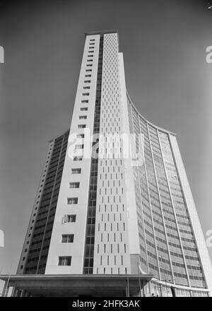 Empress State Building, Lillie Road, Earl's court, Hammersmith et Fulham, Londres,05/06/1962.Le bâtiment Empress State Building, Earl's court, Londres, vient de s'achever.Une vue sur la tour depuis une entrée à son pied.Laing a construit les fondations et le cadre en béton armé du bâtiment, les travaux ont commencé en novembre 1959 et ont duré jusqu'en juillet 1961. Banque D'Images