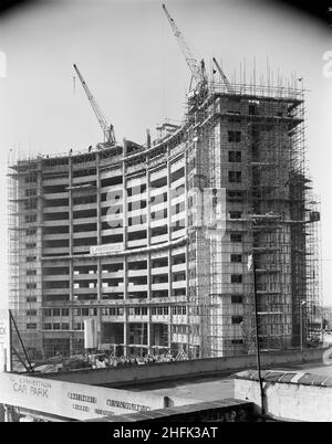 Empress State Building, Lillie Road, Earl's court, Hammersmith et Fulham, Londres,07/11/1960.Vue générale de la construction de l'édifice Empress State Building vu depuis le toit du parc des expositions Earl's court.Le contrat de Laing était pour la construction du cadre en béton armé du bâtiment, ils étaient essentiellement des sous-traitants pour Walter Lawrence et son Ltd, d'où le nom Lawrence sur le panneau du bâtiment.Les travaux ont commencé en novembre 1959 et se sont exécutés jusqu'en juillet 1961. Banque D'Images