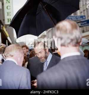 Centre commercial Eldon Square, Newgate Street, Newcastle upon Tyne, 06/10/1987.Prince Michael de Kent sous un parapluie à l'ouverture officielle de la cour de restauration et une nouvelle extension au centre commercial Eldon Square.Laing a remporté le contrat &#xa3;5,2m pour prolonger le centre commercial en mars 1986 et le terminer en octobre 1987,Un deuxième contrat en janvier 1987 pour construire l'unité de vente au détail qui relie la rue Blackett et relie l'ancienne avec le nouveau développement et un troisième en mai 1987 pour des améliorations et des améliorations sur l'ensemble du site Eldon Square. Banque D'Images