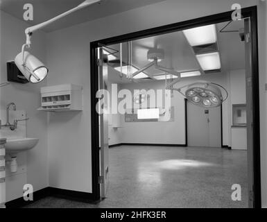 MAYDAY Hospital, London Road, West Thornton, Croydon, Londres,10/12/1982.Vue sur une salle d'opération dans le nouveau bloc chirurgical de l'hôpital Mayday, prise d'une salle d'anesthésie.Cette image a été prise le jour de la passation de la phase I du projet de réaménagement de l'hôpital.Il a été publié dans le numéro de janvier-février 1983 du bulletin mensuel de Laing, Team Spirit.La région sud de Laing&#x2019;s a reçu le contrat pour la première phase d'un projet de réaménagement de plusieurs millions de livres à l'hôpital Mayday.Le contrat a été attribué par la South West Thames Regional Health Authority et devait être le contrat carri Banque D'Images