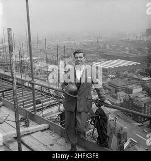 CIS Building, Cooperative Insurance Society Tower, Miller Street, Manchester, 07/06/1961.Bill Whelan, un pilote de grue de tour Weitz G.60, a posé sur le site de construction de l'immeuble de la Co-operative Insurance Society (CIS) devant une vue à travers Manchester.En 1959, la société Laing a commencé à travailler à la construction de deux immeubles de bureaux pour la Co-operative Society à Manchester.La tour de la Co-operative Insurance Society (CIS) a atteint plus de 350ft points de hauteur lorsqu'elle a été achevée en 1962 et était le plus haut immeuble de bureaux du pays à l'époque.Sur un site adjacent, un petit immeuble de bureaux de 14 étages pour le Banque D'Images