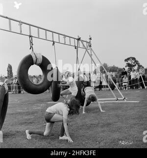 Laing Sports Ground, Rowley Lane, Elstree, Barnett, Londres,16/06/1979.Les jeunes participent à une course d'obstacles lors du Gala annuel de Laing.Un article publié en août 1979 dans la lettre d'information mensuelle de Laing « Team Spirit » décrit qu'il y a eu un concours « c'est un Knockout » l'après-midi du gala, remporté par l'équipe de Mill Hill de Laing.« It's a Knockout » était une émission de télévision en plein air populaire diffusée entre le milieu de l'année 1960s et le 1980s, impliquant des équipes qui se disputent des courses d'obstacles et d'autres défis. Banque D'Images