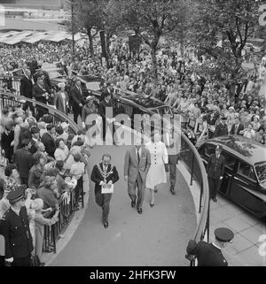 Bull Ring Centre, Birmingham, 29/05/1964.La cérémonie d'ouverture du Bull Ring Centre, montrant le prince Philip de HRH et la compagnie marchant sur la rampe en spirale comme une énorme foule de montres.Le 29th mai 1964, son Altesse Royale le prince Philip, duc d'Édimbourg, a ouvert le Bull Ring Centre.Le duc a visité le lieu, rencontré diverses personnes en chemin et dévoilé une plaque commémorative dans la cour du Centre.Un déjeuner formel a ensuite eu lieu en son honneur dans la salle de banquet de la Mecque, qui fait partie du nouveau développement de Bull Ring.Environ 400 invités y ont assisté, dont le Lord Mayor de Birmingham, Alderman F. Banque D'Images