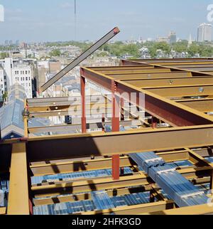 Chelsea and Westminster Hospital, Fulham Road, Kensington and Chelsea, Londres, 25/09/1990.Le dernier morceau d'acier pour le cadre structurel de Chelsea et de l'hôpital de Westminster étant soulevé en position par grue.Laing Management Contracting a travaillé à la construction de l'hôpital Chelsea et Westminster au nom de la North West Thames Regional Health Authority entre 1989 et 1993.Le nouvel hôpital d'enseignement a été construit sur le site de l'ancien hôpital St Stephen&#x2019;s, qui a été démoli au début de 1989.L'utilisation de techniques de construction à voie rapide a permis à l'ensemble du projet Banque D'Images