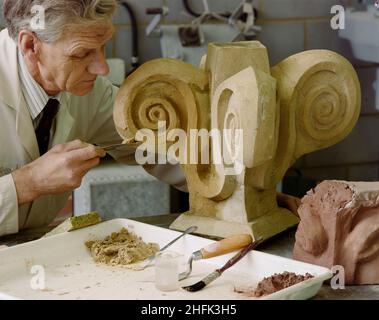 John Laing and son Limited, page Street, Mill Hill, Barnett, Londres,19/04/1984.H des testaments sont à l'œuvre dans l'un des laboratoires de recherche et développement de Laing, en appliquant du béton coloré à un morceau de pierre sculptée.Le travail réalisé dans ce laboratoire particulier consistait à préparer des bétons de contretypage des couleurs pour la réparation de la pierre pour les activités spécialisées de Laing, telles que la maçonnerie en pierre de Laing.Le processus consistait à mélanger de nombreux types et couleurs de sable différents pour trouver la meilleure correspondance. Banque D'Images