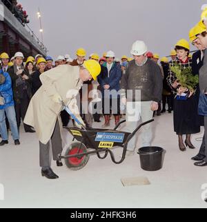 Chelsea and Westminster Hospital, Fulham Road, Kensington and Chelsea, Londres, 28/01/1991.Sir William Doughty, président de la North West Thames Regional Health Authority, a dételé du béton d'une brouette lors de la cérémonie de remise en forme à l'hôpital de Chelsea et Westminster.Laing Management Contracting a travaillé à la construction de l'hôpital Chelsea et Westminster au nom de la North West Thames Regional Health Authority entre 1989 et 1993.Le nouvel hôpital d'enseignement a été construit sur le site de l'ancien hôpital St Stephen&#x2019;s, qui a été démoli au début de 1989.Le Banque D'Images