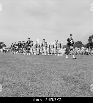 Laing Sports Ground, Rowley Lane, Elstree, Barnett, Londres,18/06/1960.Un groupe de tupes écossais en marche qui se produit lors d'une journée de sport de Laing à Elstree. Banque D'Images