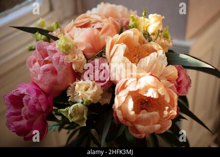 Détail d'un bouquet de roses, photographié pendant le confinement de Covid-19.La collection de lockdown pour la culture des cultures a été créée en avril et en mai 2020, en réponse à la pandémie de Covid-19.Pendant sept jours, le public a été invité à soumettre des photographies qui, selon lui, représentaient le mieux leur expérience de confinement en Angleterre, et à partir de ces soumissions, une centaine représentant toutes les différentes régions géographiques ont été choisies pour être archivées dans le quartier historique de l'Angleterre.En plus de ces images, dix artistes ont été commandés pour produire leurs propres images au cours de cinq jours, représentant leur verrouillage e Banque D'Images