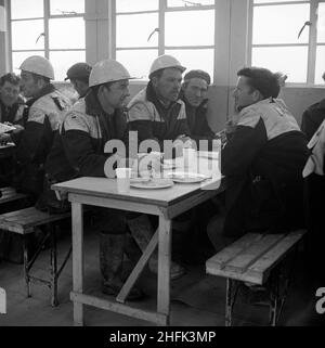 Aéroport de Heathrow, BEA Servicing Hangar, Heathrow, Hillingdon, Londres,07/04/1970.Des ouvriers de Laing qui parlent à une table dans la cantine du site pendant la construction de l'avion BEA desservant le hangar à l'aéroport de Heathrow.En octobre 1969, Laing a annoncé que sa succursale de génie industriel avait obtenu un contrat pour la construction d'un avion desservant le hangar de British European Airways à l'aéroport d'Heathrow.Il s'agissait x2019 du deuxième contrat majeur de l'entreprise à Heathrow, après l'achèvement du terminal de fret BEA et BOAC. Banque D'Images