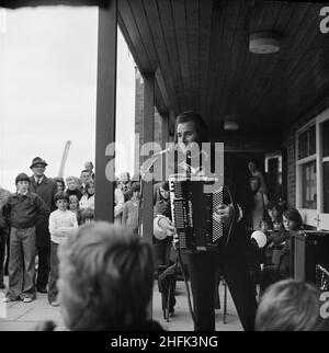 Laing Sports Ground, Rowley Lane, Elstree, Barnett, Londres,18/06/1977.Un accordéoniste jouant au Gala annuel de Laing. Banque D'Images