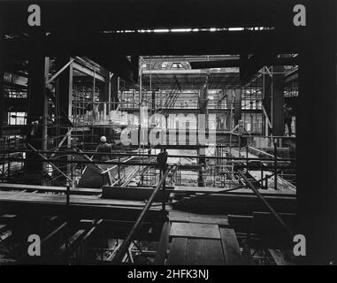 YMCA du centre de Londres, Great Russell Street, Camden, Londres, 26/05/1972.Vue à travers les échafaudages et le cadre en acier du podium et des sous-sols du bâtiment du YMCA du centre de Londres pendant sa construction.Il a été annoncé en février 1971 que Laing avait commencé à travailler sur un nouveau bâtiment au YMCA du centre de Londres, afin de remplacer un bâtiment existant qui avait ouvert en 1910s.Le projet comprenait quatre tours résidentielles de 6 à 12 étages, au-dessus d'un podium et de sous-sols.Les sous-sols et le podium, qui ont été construits à l'aide de béton armé et d'acier de construction, comprenaient la phase I de Banque D'Images