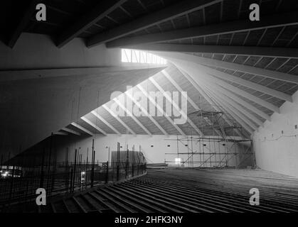 Commonwealth Institute, Kensington High Street, Kensington, Londres, 06/04/1962.Vue intérieure de la galerie supérieure du hall d'exposition du Commonwealth Institute montrant les poutres des sections extérieures du toit.Laing a construit l'Institut du Commonwealth entre octobre 1960 et octobre 1962 pour remplacer l'ancien Institut impérial qui devait être démoli pour faire place à de nouvelles installations au Collège impérial.Le bâtiment était constitué d'un bloc administratif de quatre étages abritant une bibliothèque, un restaurant, une salle de conseil et une salle de conférence, et d'un bloc distinct de deux étages contenant un cinéma avec un art galle Banque D'Images