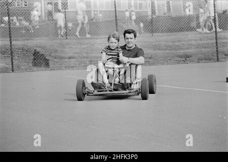 Laing Sports Ground, Rowley Lane, Elstree, Barnett, Londres,14/06/1969.Un homme et un garçon conduisant un kart sur un court de tennis lors d'un Gala Day qui s'est tenu au terrain de sport de Laing à Elstree.Le 14th juin 1969, Laing a tenu une journée de gala au stade de Laing, en remplacement de la Journée annuelle des sports.Le club sportif a organisé des manifestations sportives, notamment des tournois de hockey, de tennis, de pétanque et de football.Un programme anglais traditionnel de la tête comprenait des noix de coco, du bingo, des promenades en poney, un service de traiteur et une tente à bière, des bonbons en soie dentaire et des ronds-points.La journée s'est terminée par un concours de beauté, un tirage au sort et le Banque D'Images