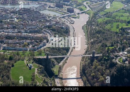 Pont suspendu de Clifton, Bristol, 2018.Vue aérienne vers le sud sur Clifton et vers le port flottant.Le pont au-dessus de la gorge Avon a été conçu par &lt ; Nom introuvable !&gt; entre 1829 et 1831, mais pas terminé avant 1864, après le décès de Brunel. Banque D'Images
