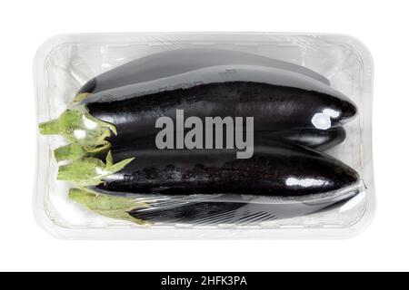 Emballé et étiqueté aubergine fraîche sur fond blanc isolé Banque D'Images