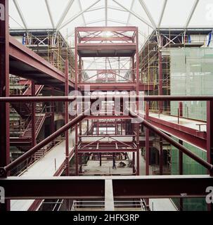 Chelsea and Westminster Hospital, Fulham Road, Kensington and Chelsea, Londres, 04/02/1991.Vue de l'intérieur de l'hôpital de Chelsea et Westminster pendant la construction, montrant le cadre en acier de construction et une partie du toit en Texlon.Laing Management Contracting a travaillé à la construction de l'hôpital Chelsea et Westminster au nom de la North West Thames Regional Health Authority entre 1989 et 1993.Le nouvel hôpital d'enseignement a été construit sur le site de l'ancien hôpital St Stephen&#x2019;s, qui a été démoli au début de 1989.L'utilisation de techniques de construction à voie rapide a permis à Banque D'Images