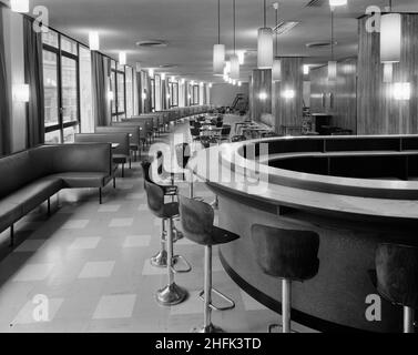 Place Paternoster, ville de Londres, 23/06/1965.Vue sur les tables et les places assises dans un restaurant vide du développement Paternoster.Les travaux sur le développement de Paternoster ont été réalisés dans une coentreprise par John Laing Construction Limited, Trollope and Colls Limited et George Wimpey and Company Limited.Le projet comprenait le réaménagement d'un site de x2019 hectares sur le côté nord de la cathédrale Saint-Paul.Le site avait été presque entièrement dévasté lors d'un raid incendiaire en décembre 1940.Le développement se composait d'une série de blocs de bureaux, d'un quartier commerçant, d'une grande piazza Banque D'Images