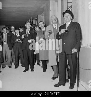 Place Paternoster, ville de Londres, 28/05/1963.Un groupe de clients regardant la cérémonie de clôture pour un bloc de 10 étages au développement de Paternoster sur télévision en circuit fermé.Les travaux sur le développement de Paternoster ont été réalisés dans une coentreprise par John Laing Construction Limited, Trollope and Colls Limited et George Wimpey and Company Limited.Le développement se composait d'une série de blocs de bureaux, d'un quartier commerçant, d'une grande place et d'un parking à trois niveaux.Le mardi 28th mai, un bloc de 10 étages a été complété lors du développement de Paternoster.Un cylindre en cuivre contenant du cop Banque D'Images