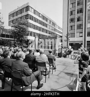 Place Paternoster, ville de Londres, 30/07/1975.Invités à écouter un discours lors de la cérémonie de dévoilement de la sculpture en bronze d'un berger et d'un mouton par Elisabeth Frenk au développement de Paternoster.Les travaux sur le développement de Paternoster dans les années 1960 ont été réalisés dans une coentreprise par John Laing Construction Limited, Trollope and Colls Limited et George Wimpey and Company Limited.Le développement se composait d'une série de blocs de bureaux, d'un quartier commerçant, d'une grande place et d'un parking sur trois niveaux.en juillet 1975, une statue en bronze d'un berger et de ses moutons, sculptés par Elisabeth Banque D'Images