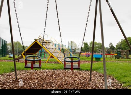 Vue sur l'aire de jeux vide pour enfants de Norwood Playing Field, pendant le confinement de Covid-19.La collection de lockdown pour la culture des cultures a été créée en avril et en mai 2020, en réponse à la pandémie de Covid-19.Pendant sept jours, le public a été invité à soumettre des photographies qui, selon lui, représentaient le mieux leur expérience de confinement en Angleterre, et à partir de ces soumissions, une centaine représentant toutes les différentes régions géographiques ont été choisies pour être archivées dans le quartier historique de l'Angleterre.En plus de ces images, dix artistes ont été chargés de produire leurs propres images au cours de la fiv Banque D'Images