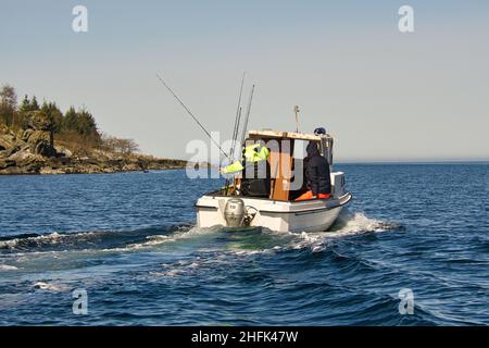 voyage de pêche dans un petit couteau sur l'atlantique en norvège.Les pêcheurs qui poursuivent leur passe-temps en vacances.Sur le fjord au cap ouest près de selje Banque D'Images