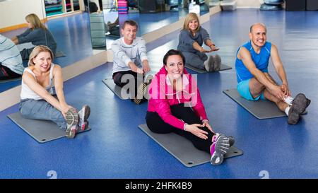 Adultes faisant pilates routine Banque D'Images
