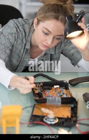 jeune femme avec des appareils de mesure dans le laboratoire de l'ingénieur en électronique Banque D'Images