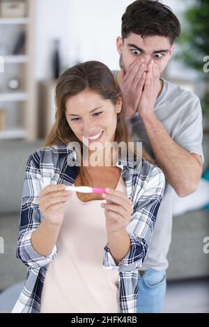 bonne jeune femme qui tient un test de grossesse Banque D'Images