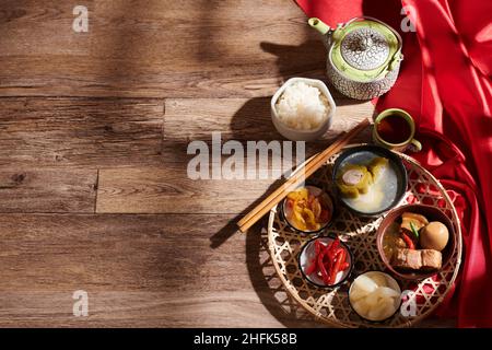 Riz cuit, porc braisé aux œufs, piment mariné et ail et soupe farcie au melon amer sur la table du dîner de Tet Banque D'Images