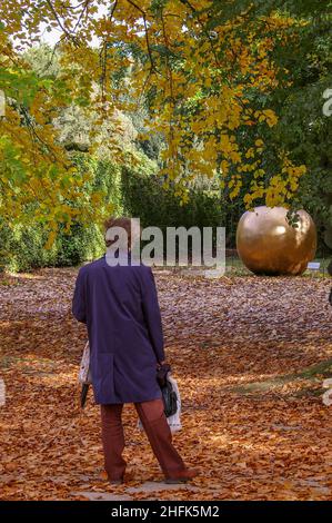 Visiteur s'engageant avec Pomme de New York 2006 par Claude Lalanne, partie de l'exposition de sculptures Beyond Limits 2008, Chatsworth House, Derbyshire, Royaume-Uni Banque D'Images