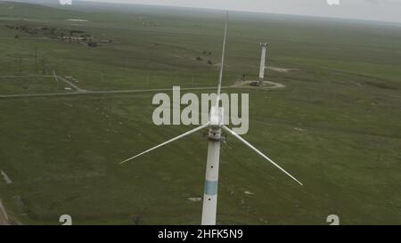 Vue aérienne de la puissante ferme éolienne pour la production d'énergie.Éoliennes générant de l'énergie propre et renouvelable pour le développement durable.Al Banque D'Images