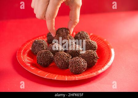 La truffe de chocolat est un doux avec un aspect et goût similaire au bonbon Banque D'Images