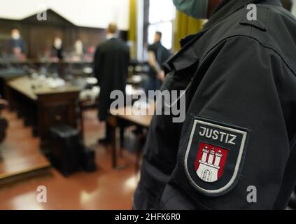 Hambourg, Allemagne.17th janvier 2022.Un fonctionnaire du tribunal se trouve dans la salle d'audience du bâtiment de la justice pénale au début de l'audience d'appel contre le rappeur Gzuz.Fin septembre 2020, le rappeur et le prémeneur du groupe hip-hop 187 Strassenbande de Hambourg avaient été condamnés à 18 mois de prison pour, entre autres, violations de la loi sur les armes, possession de drogues et voies de fait.En outre, il devait payer une amende de 510 000 euros.Le musicien, dont le vrai nom est Kristoffer Jonas Klauß, avait fait appel du verdict.Crédit : Marcus Brandt/dpa pool/dpa/Alay Live News Banque D'Images