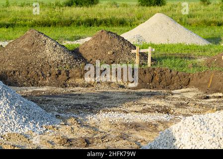 Chantier de construction de nouvelles maisons.Site de construction de logements résidentiels aux premiers stades de la construction. Banque D'Images