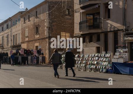 Campos, Espagne; janvier 15 2022: Marché hebdomadaire dans la ville de Majorcan de Campos.Fournisseurs et clients avec des masques en raison des restrictions de l'Omicr Banque D'Images