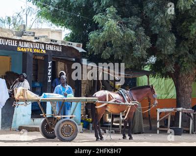 Sénégal, Afrique - février 2019 : la vie quotidienne dans les rues des villes africaines. Banque D'Images