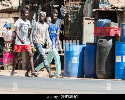 Sénégal, Afrique - février 2019 : la vie quotidienne dans les rues des villes africaines. Banque D'Images