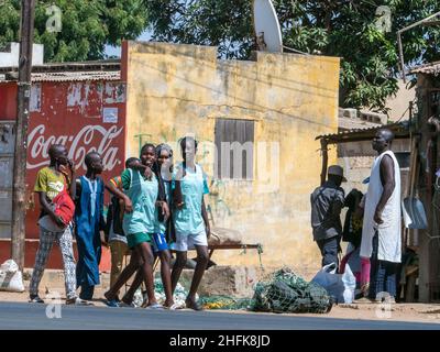 Sénégal, Afrique - février 2019 : la vie quotidienne dans les rues des villes africaines. Banque D'Images