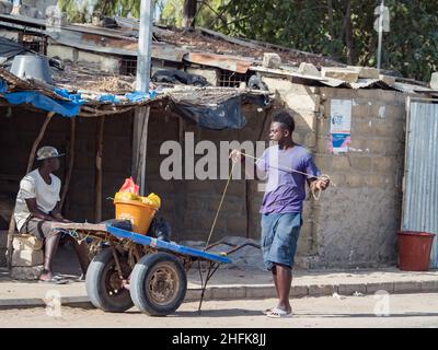 Sénégal, Afrique - février 2019 : la vie quotidienne dans les rues des villes africaines. Banque D'Images